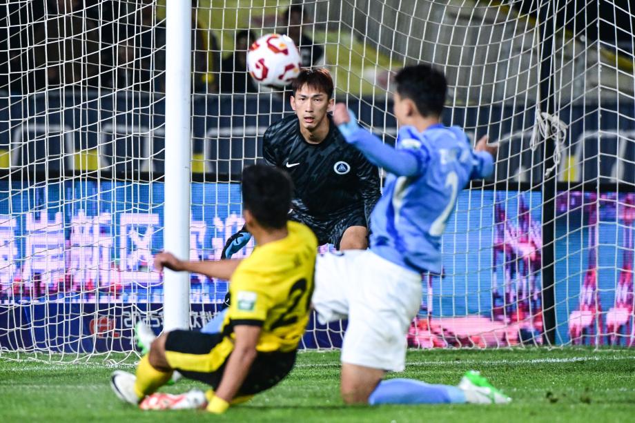 [图]内尔松卢斯中柱 青岛西海岸0-0深圳新鹏城中超控股